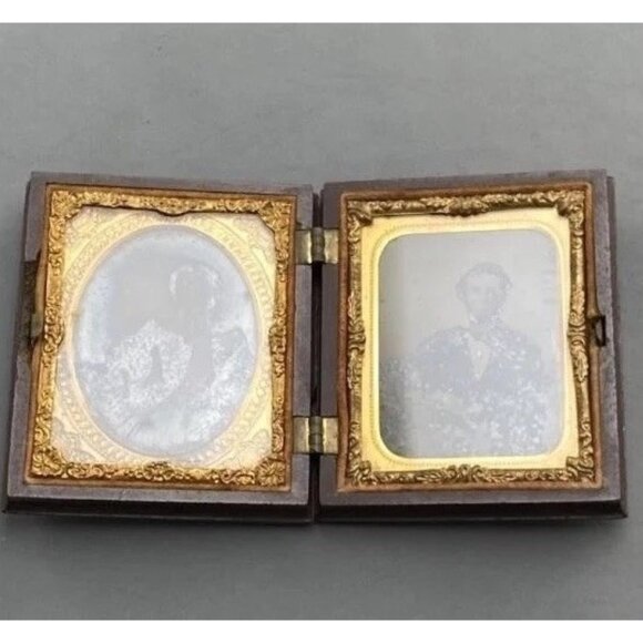 Antique Daguerreotype 1850s, Beautiful Dress, Young Husband & Wife Pair In Case - Picture 1 of 13